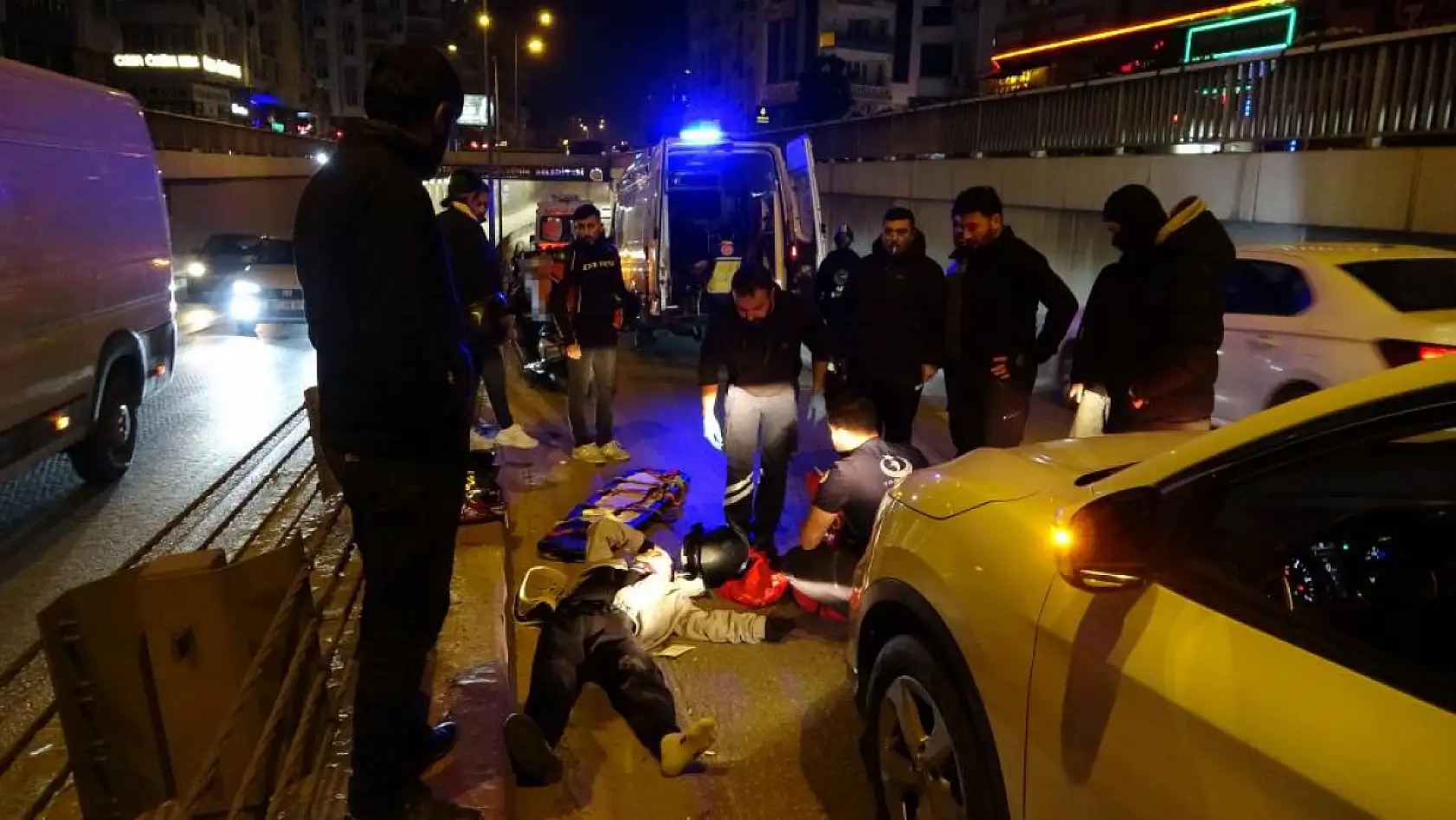 Yavaşlayan trafiği son anda fark etti, önce otomobile ardından bariyere çarpt