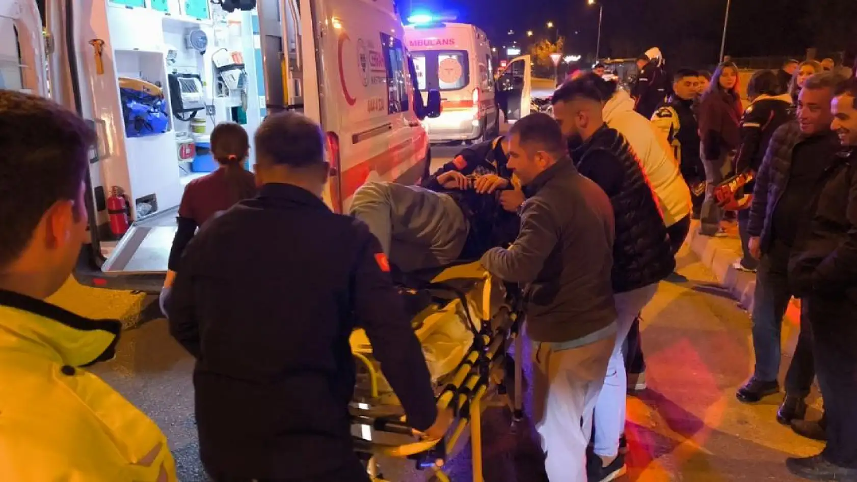 Direksiyon kontrolüne kaybeden motosiklet sürücüsü yön tabelasına çarptı 2 yaralı