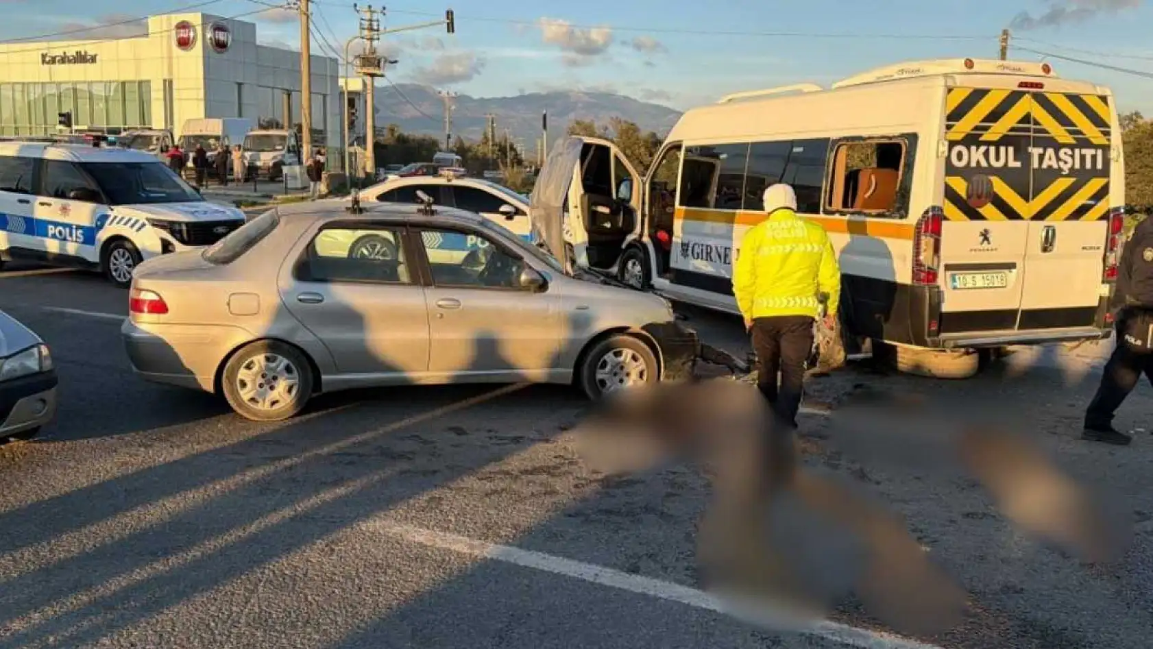 Öğrenci servisi ile otomobil çarpıştı: 7 yaralı