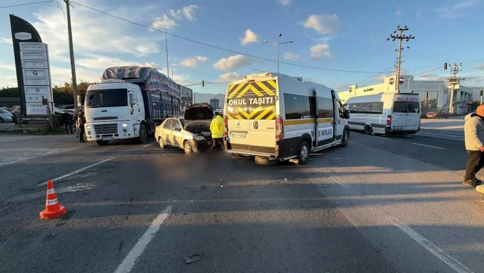 Öğrenci servisi ile otomobil çarpıştı: 7 yaralı