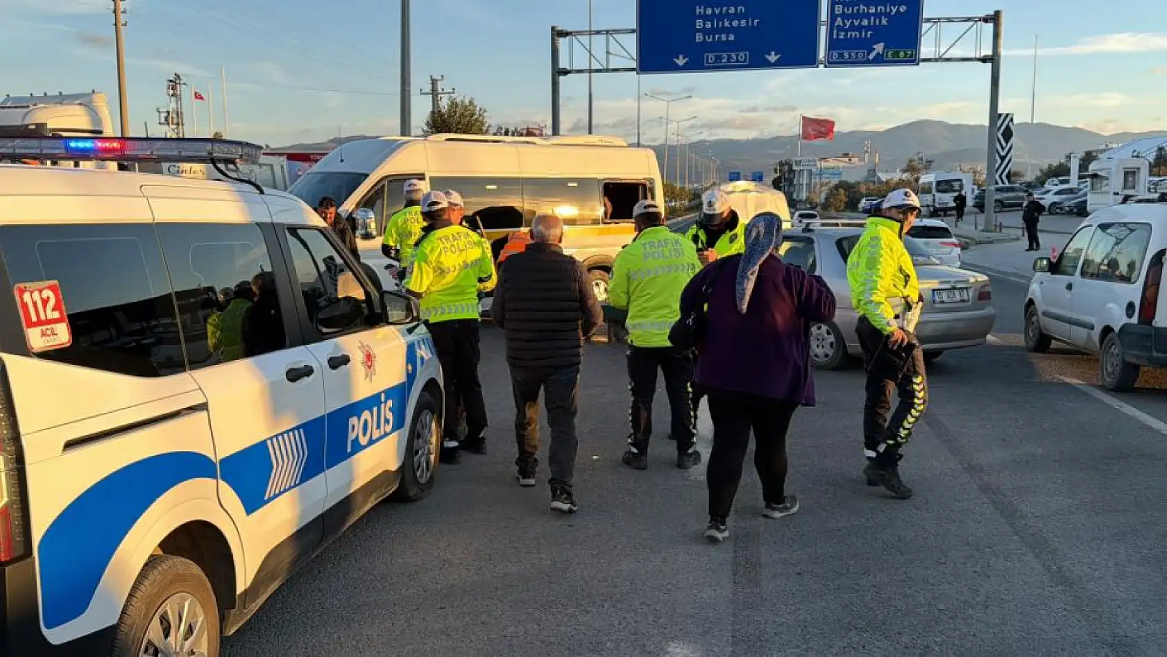 Öğrenci servisi ile otomobil çarpıştı: 7 yaralı