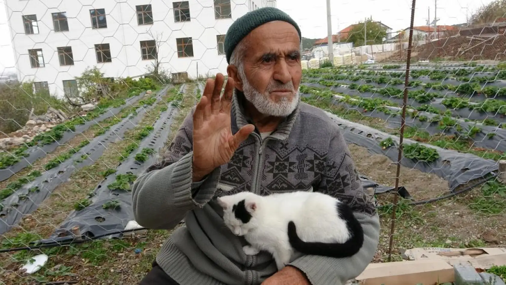Türkiye onu yoldan geçenlere bahçesinden ikram ettiği meyvelerle tanıdı, bugün acı haber geldi
