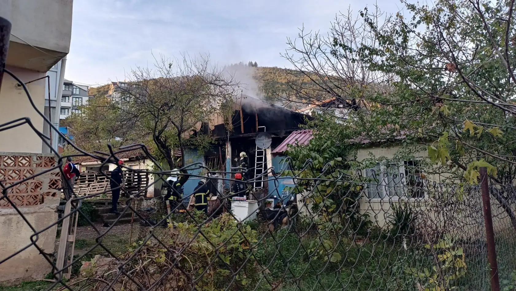 Çakmağı doldururken hem kendini hem de evi yaktı