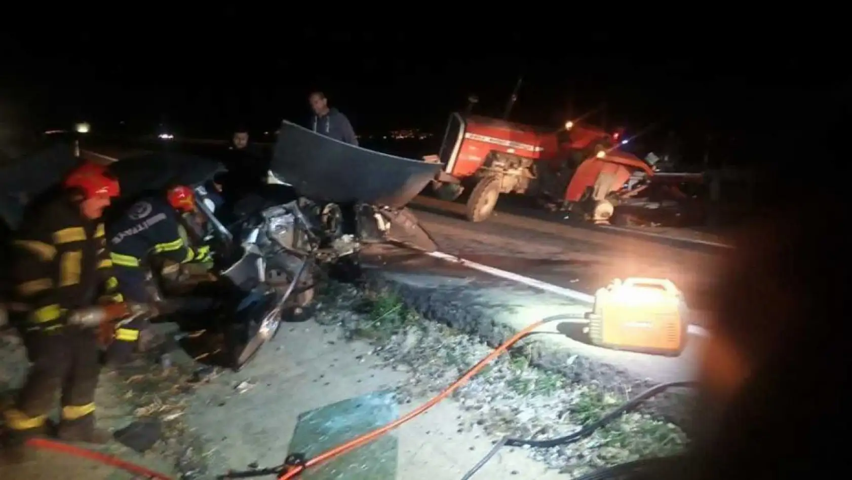 Traktör ile otomobilin çarpıştığı kazada 3 kişi yaralandı