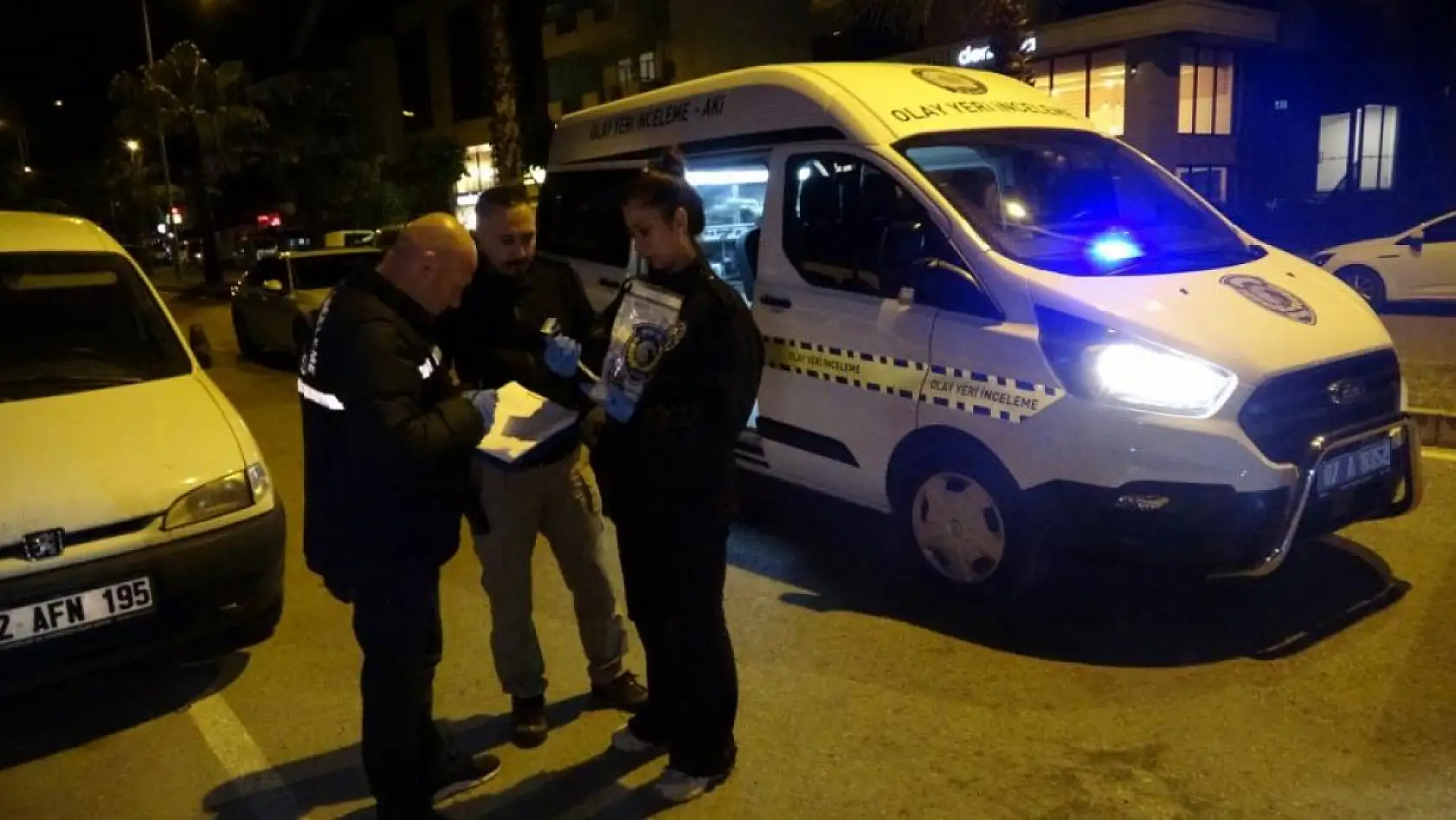 Park halindeki araçlara çarptı, pompalı tüfek ile işyeri sahibini yaraladı