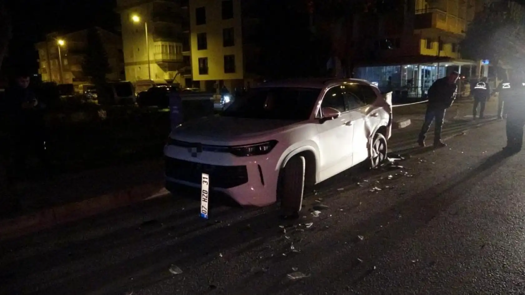 Park halindeki araçlara çarptı, pompalı tüfek ile işyeri sahibini yaraladı