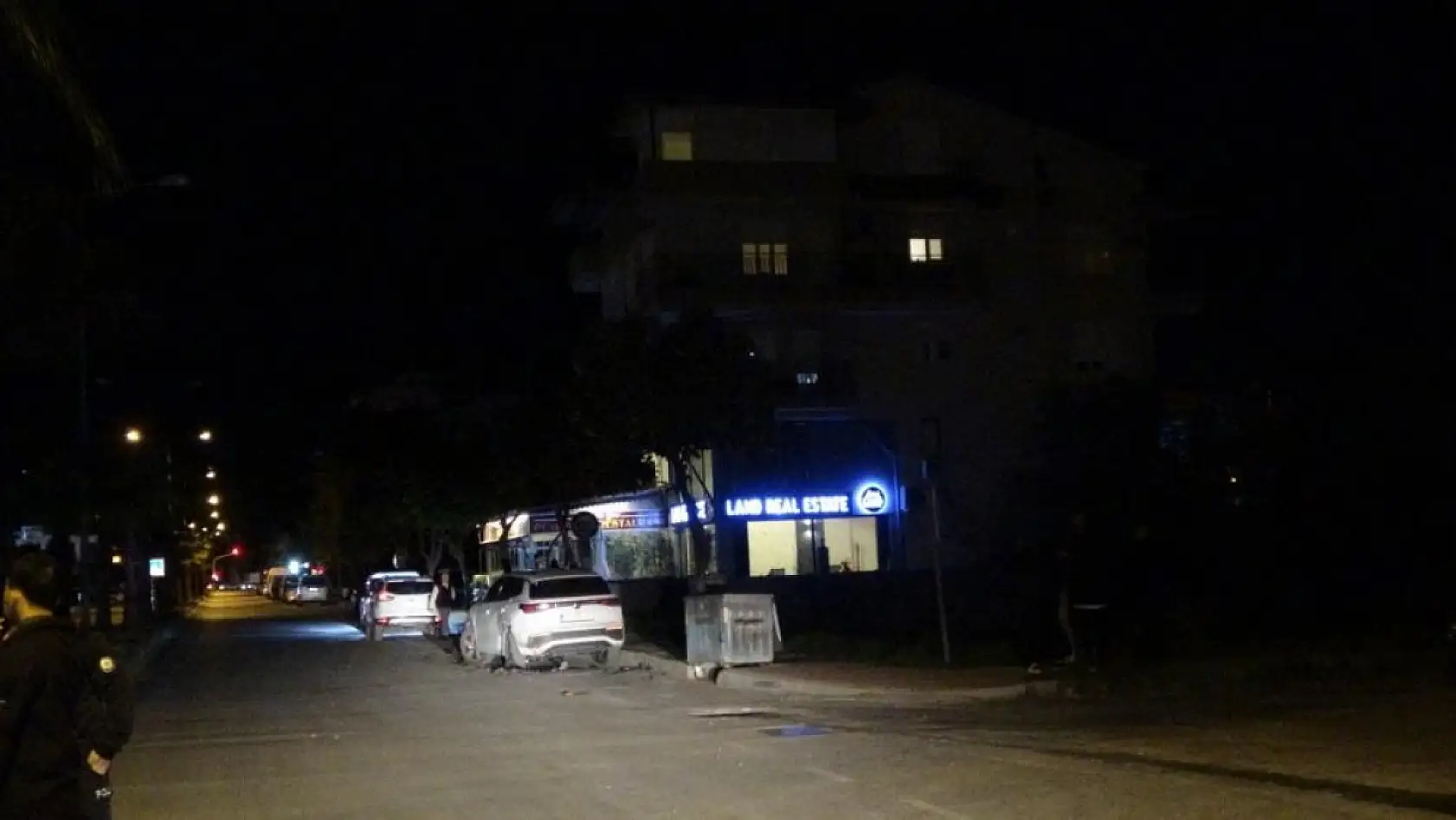 Park halindeki araçlara çarptı, pompalı tüfek ile işyeri sahibini yaraladı