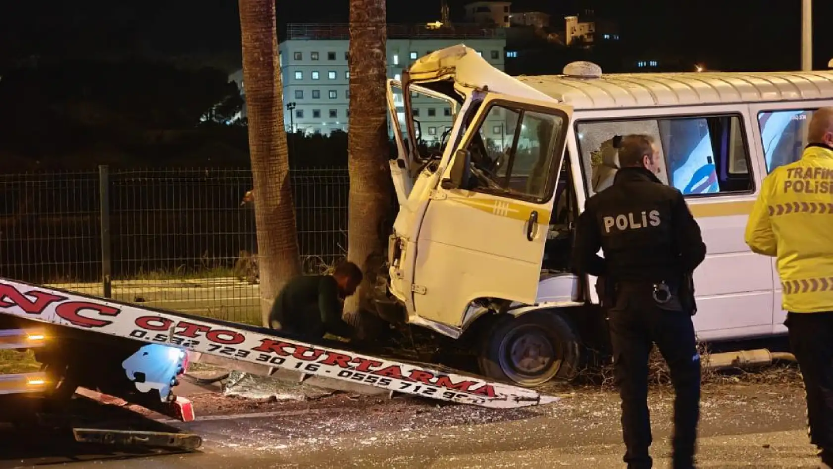 Minibüs refüje çıktı: Alkollü sürücü yaralandı