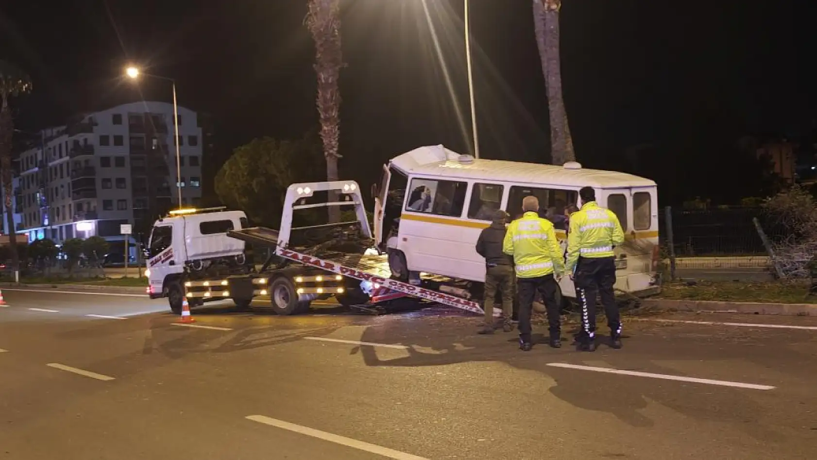 Minibüs refüje çıktı: Alkollü sürücü yaralandı