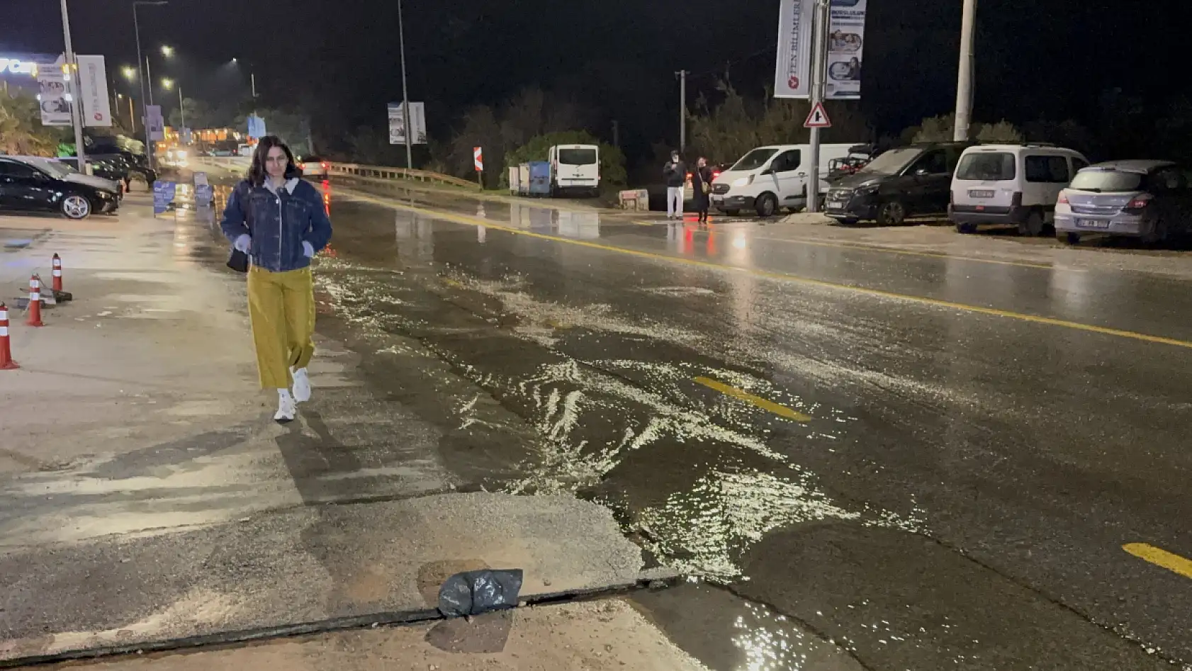 Bodrum'da ana su hattı patladı, yol çöktü