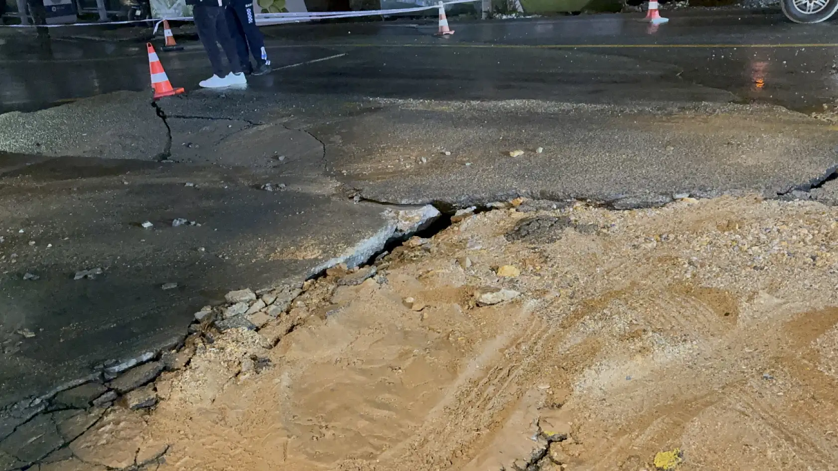 Bodrum'da ana su hattı patladı, yol çöktü