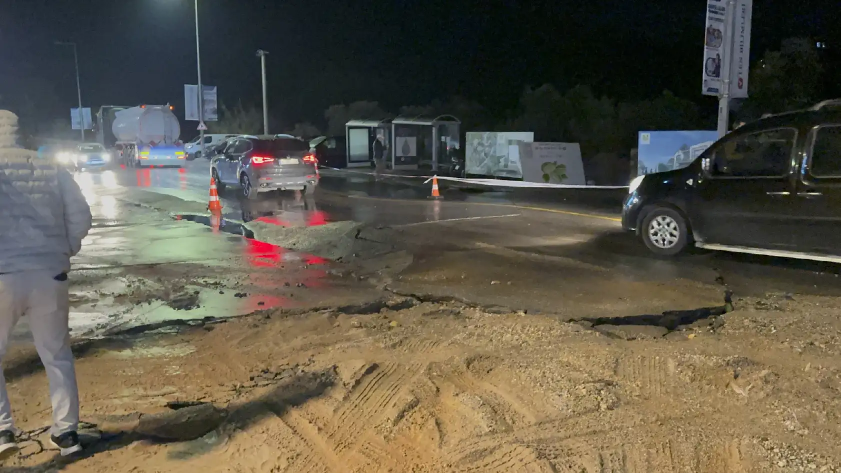 Bodrum'da ana su hattı patladı, yol çöktü