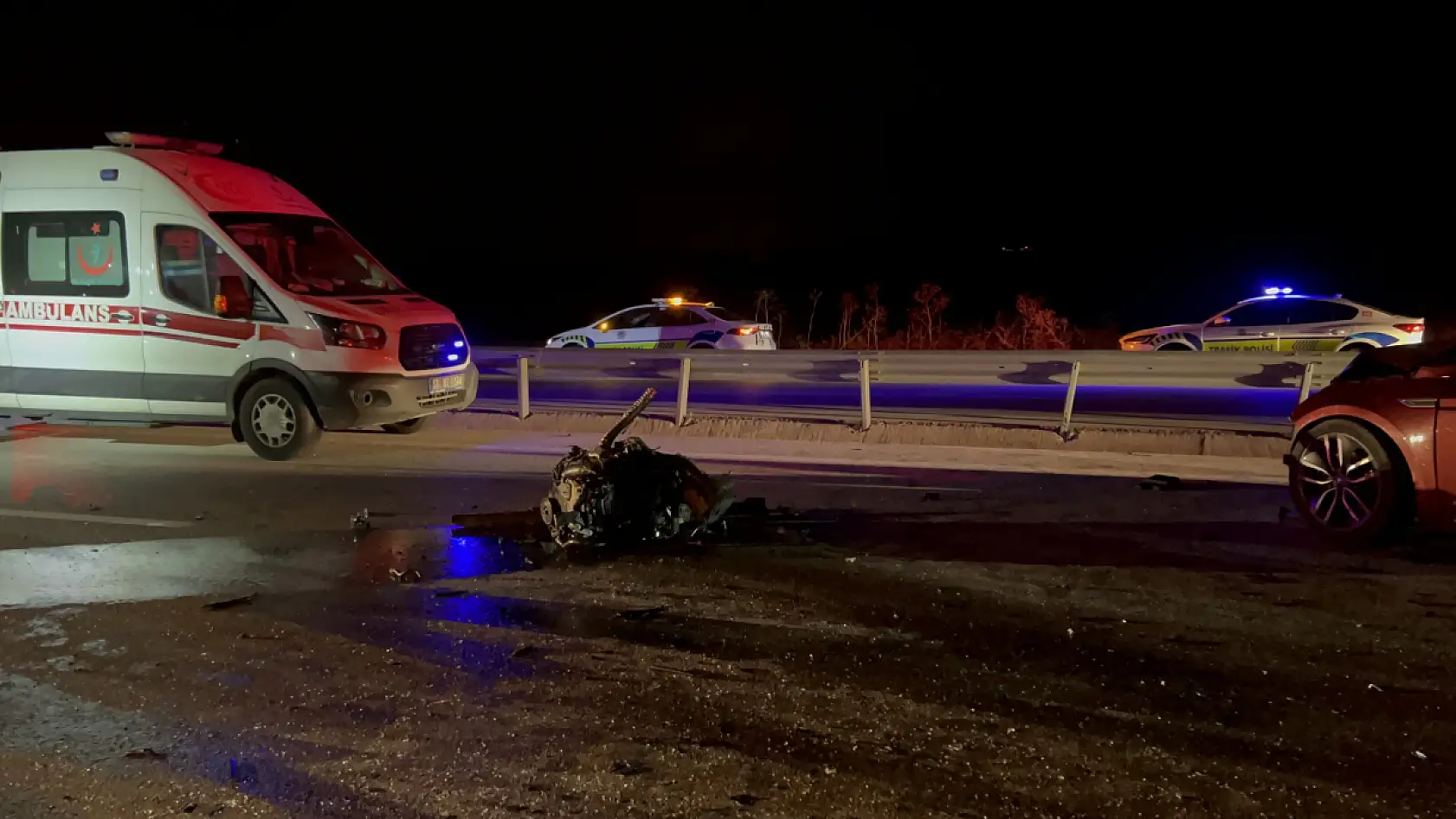 Çanakkale'de 2 otomobil çarpıştı: 5 ölü, 1 yaralı