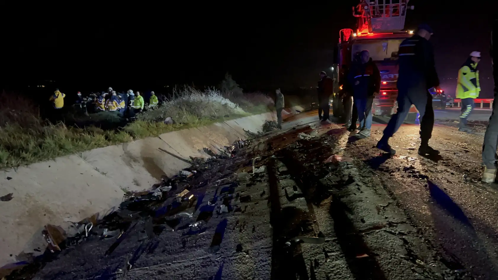 Çanakkale'de 2 otomobil çarpıştı: 5 ölü, 1 yaralı