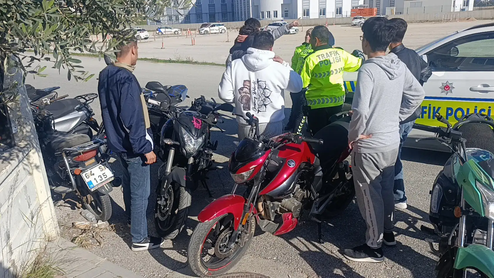 Küçük kıza çarpıp kaçtı, yüz metre ileride polise yakalandı