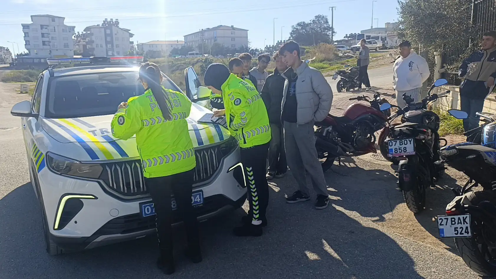 Küçük kıza çarpıp kaçtı, yüz metre ileride polise yakalandı