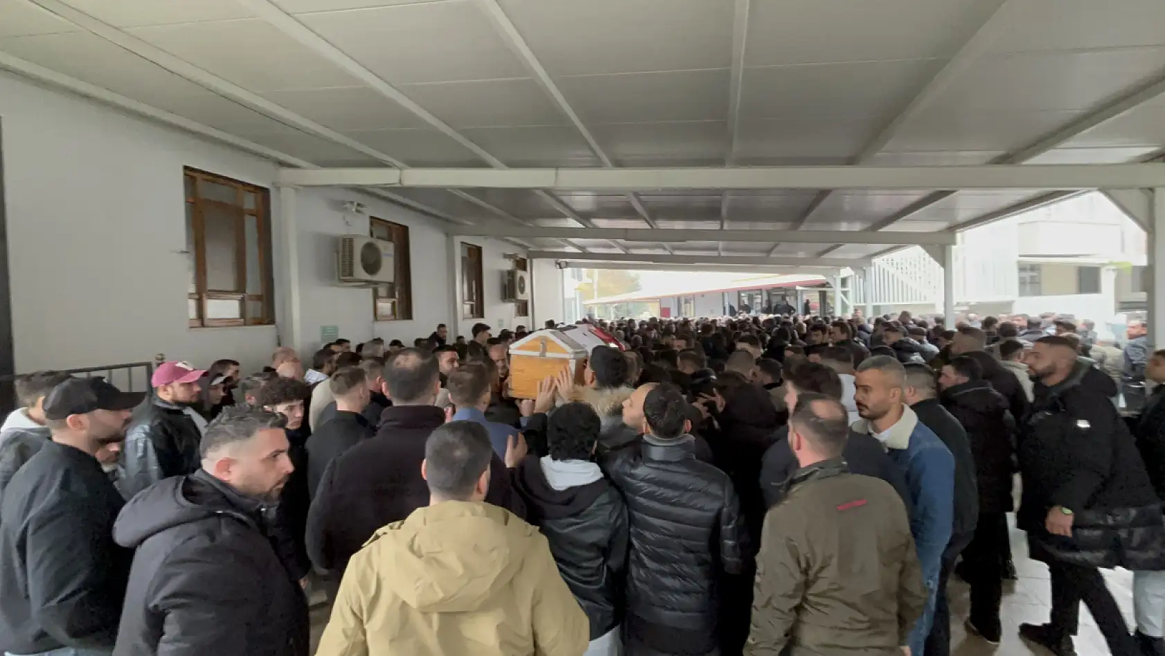 Silahlı kavgada hayatını kaybeden futbolcu Uğurcan Bekçi toprağa verildi