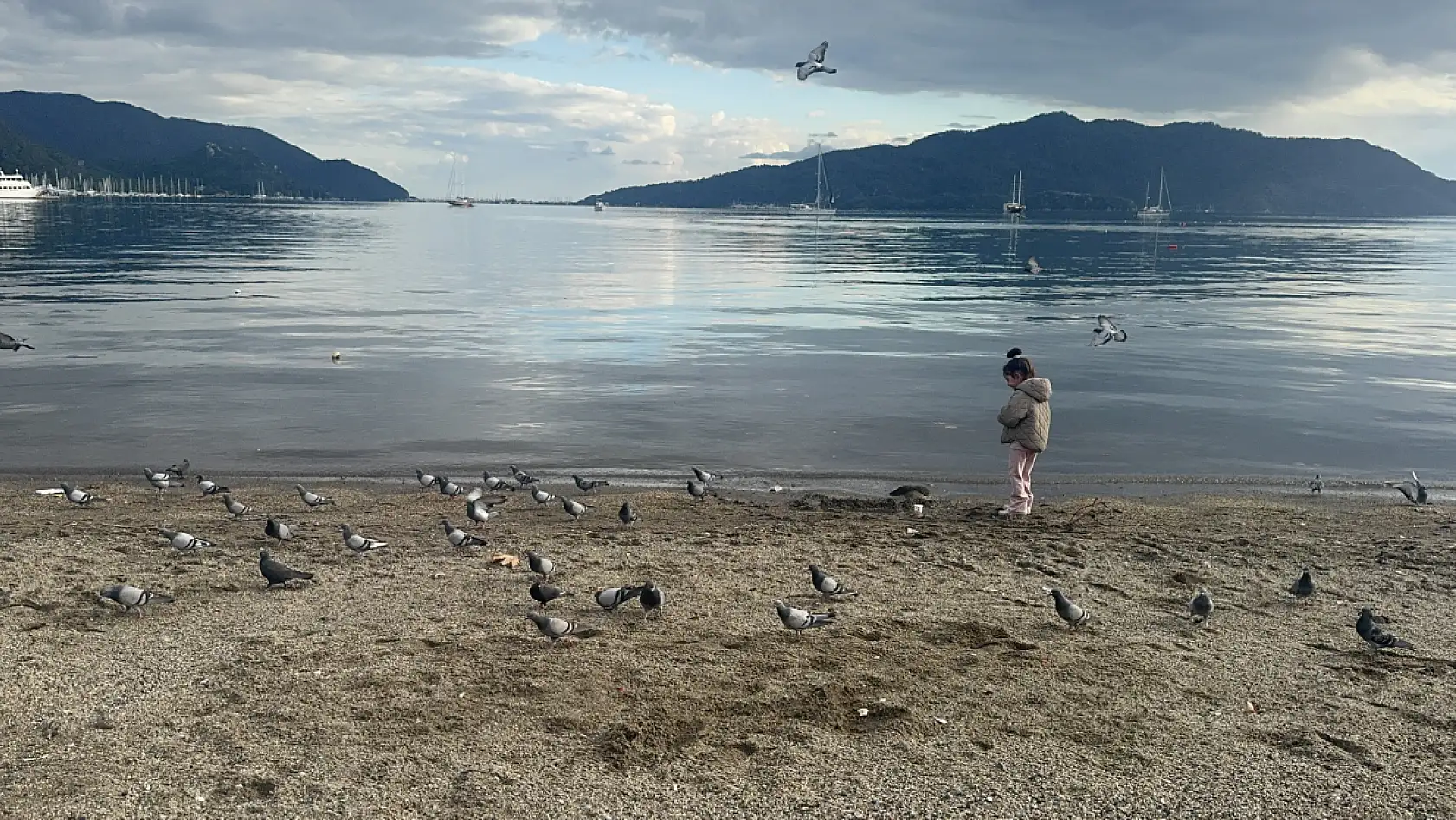 Sağanak sonrası güneş yüzleri güldürdü, Marmaris sahilleri doldu