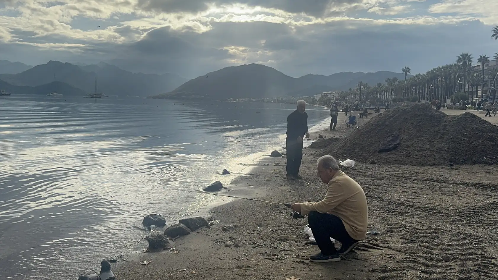 Sağanak sonrası güneş yüzleri güldürdü, Marmaris sahilleri doldu