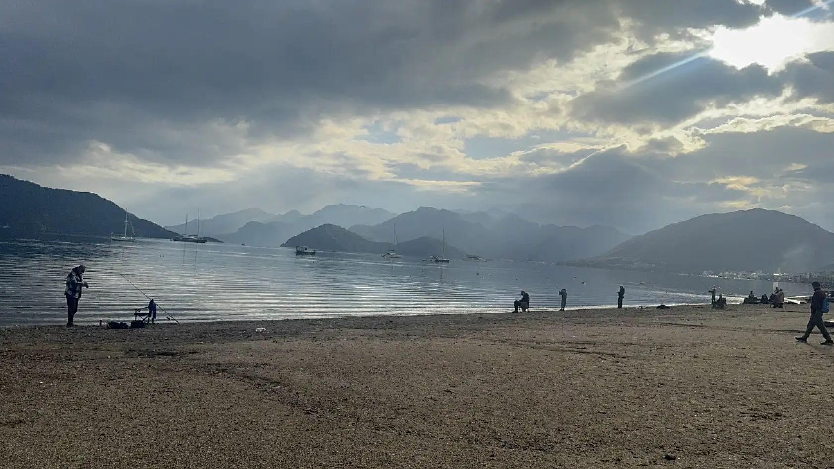 Sağanak sonrası güneş yüzleri güldürdü, Marmaris sahilleri doldu