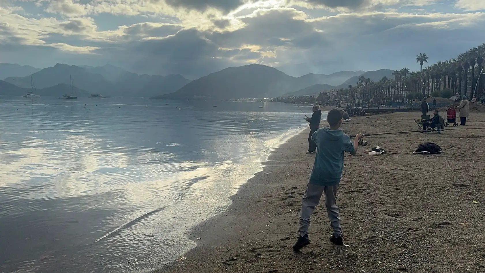 Sağanak sonrası güneş yüzleri güldürdü, Marmaris sahilleri doldu