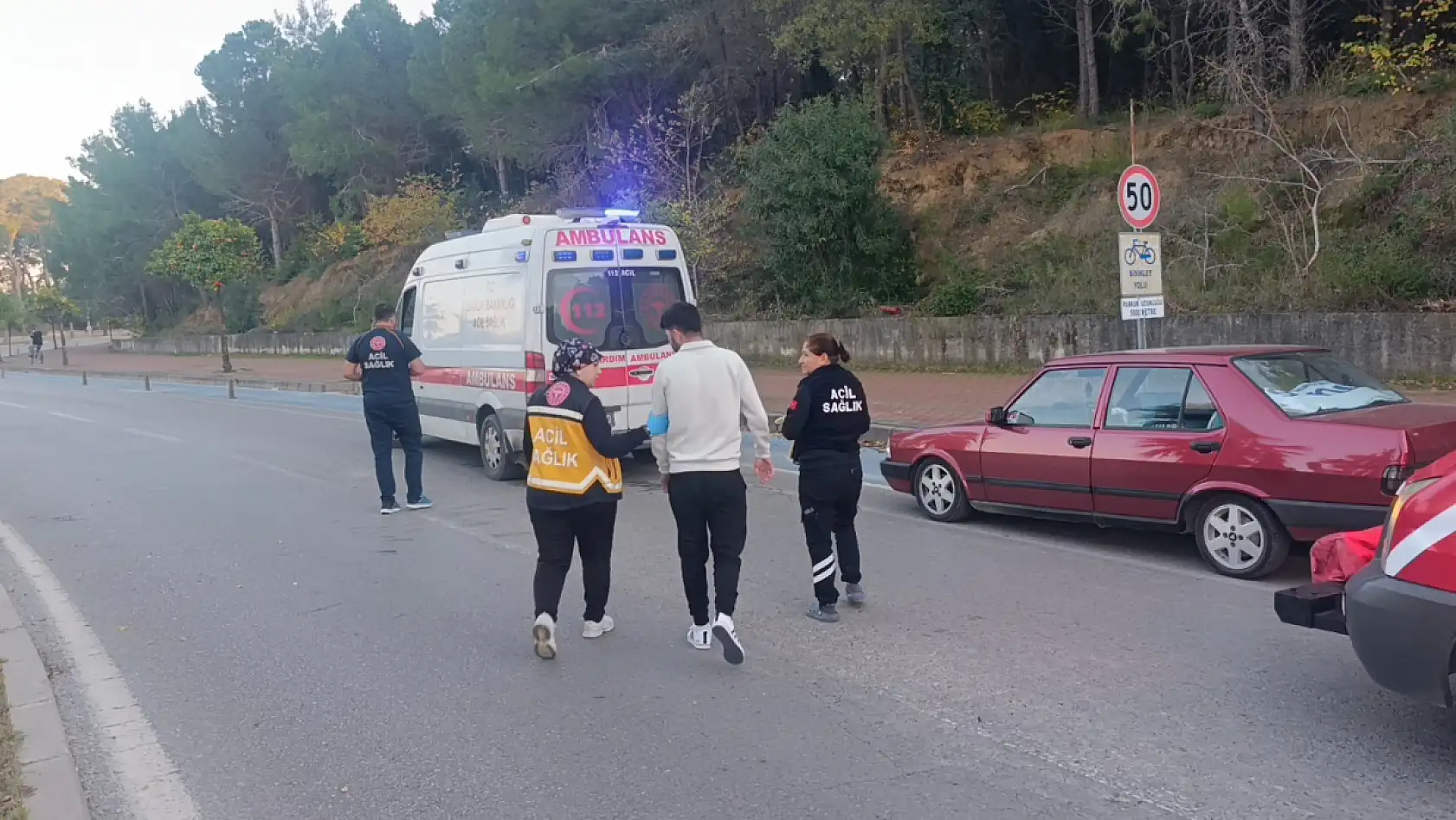 Refüje çarpıp ters dönen araçtan ayakta çıktı