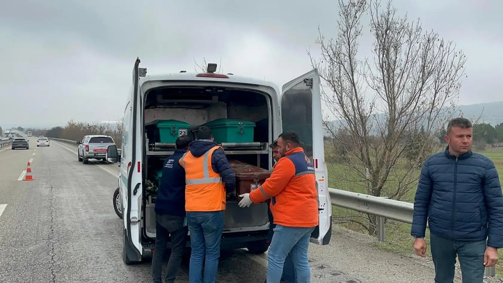 Kontrolden çıkan otomobil refüje ve bariyerlere çarptı: 1 ölü, 1 yaralı