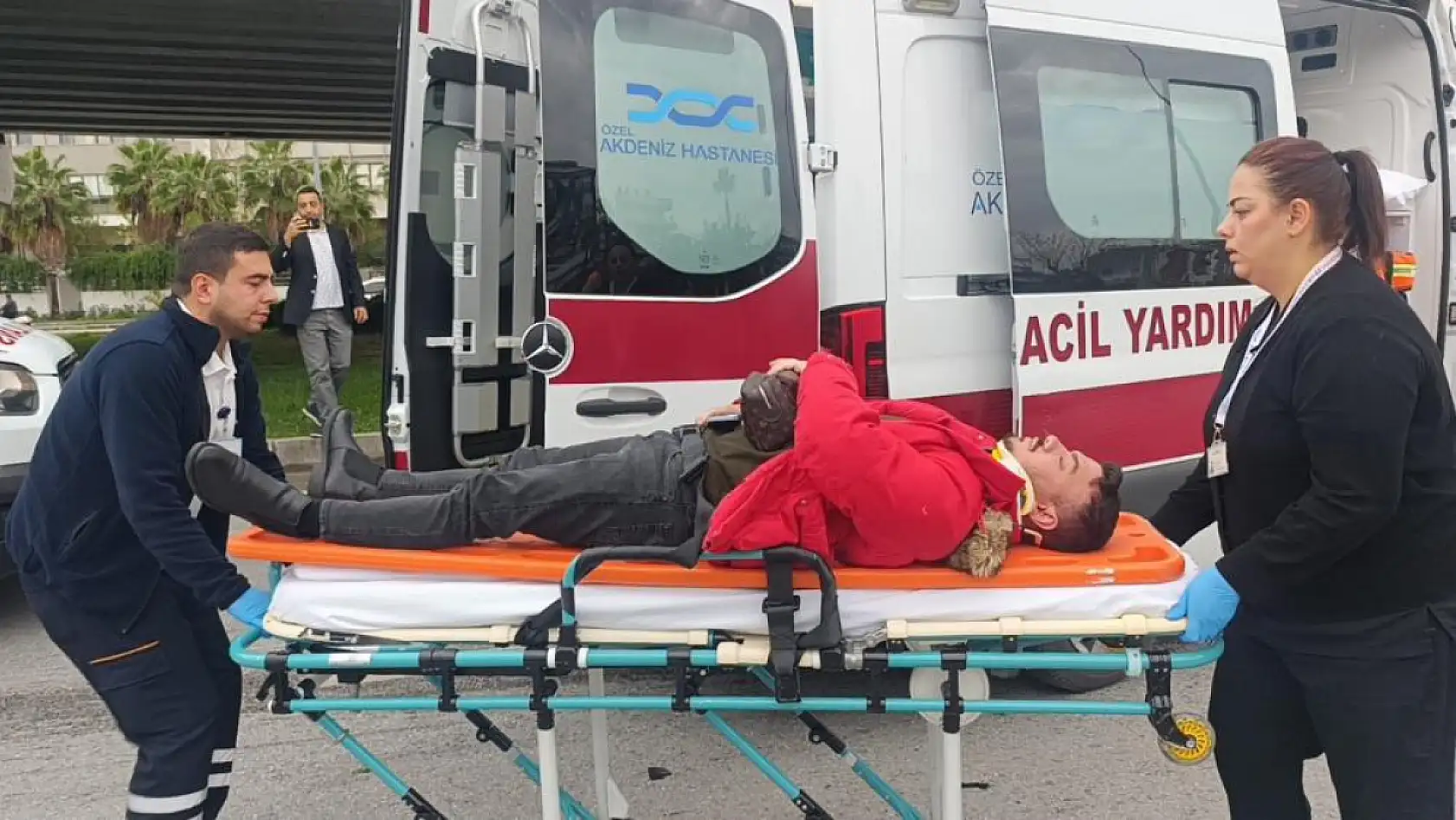 Ambulansa yol verme kazasında ortalık savaş alanına döndü