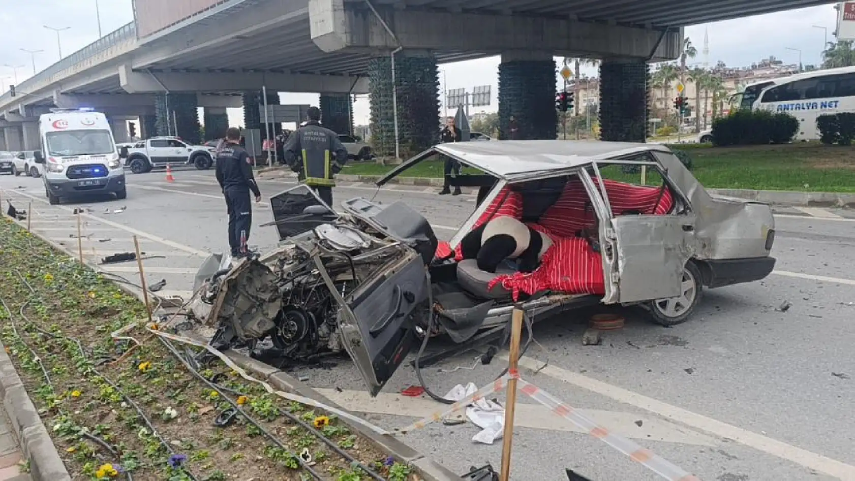 Ambulansa yol verme kazasında ortalık savaş alanına döndü