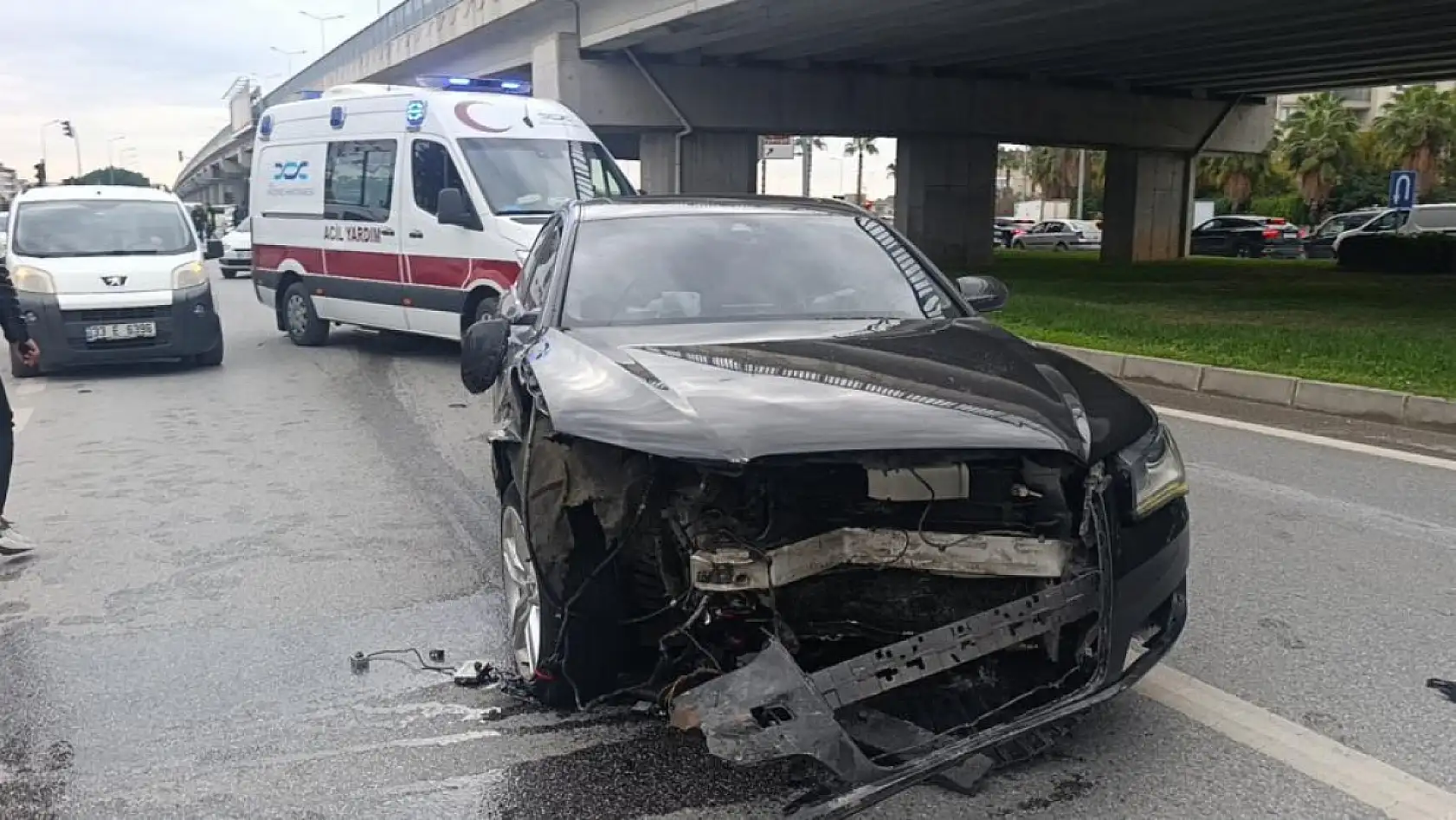 Ambulansa yol verme kazasında ortalık savaş alanına döndü