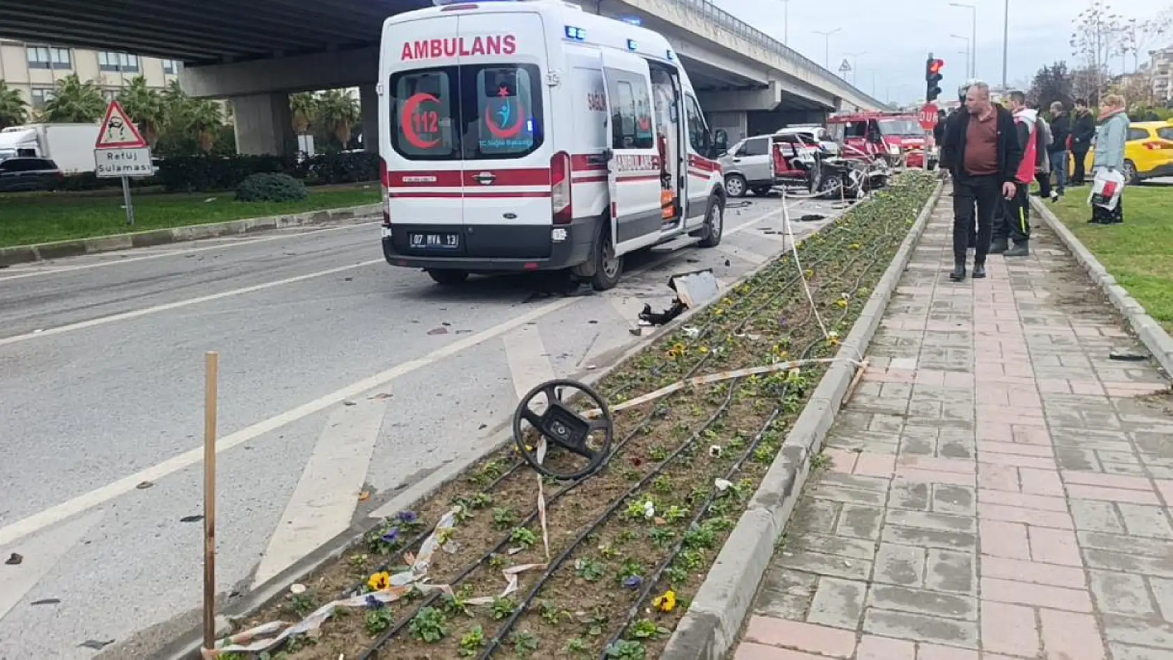Ambulansa yol verme kazasında ortalık savaş alanına döndü