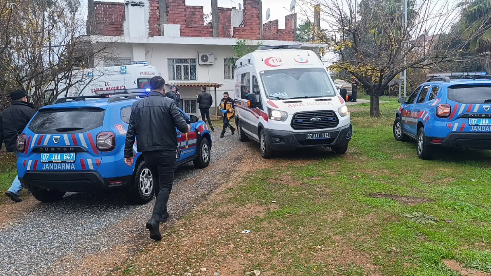 Tartıştığı babasını ve yengesini tabancayla vurarak ağır yaraladı