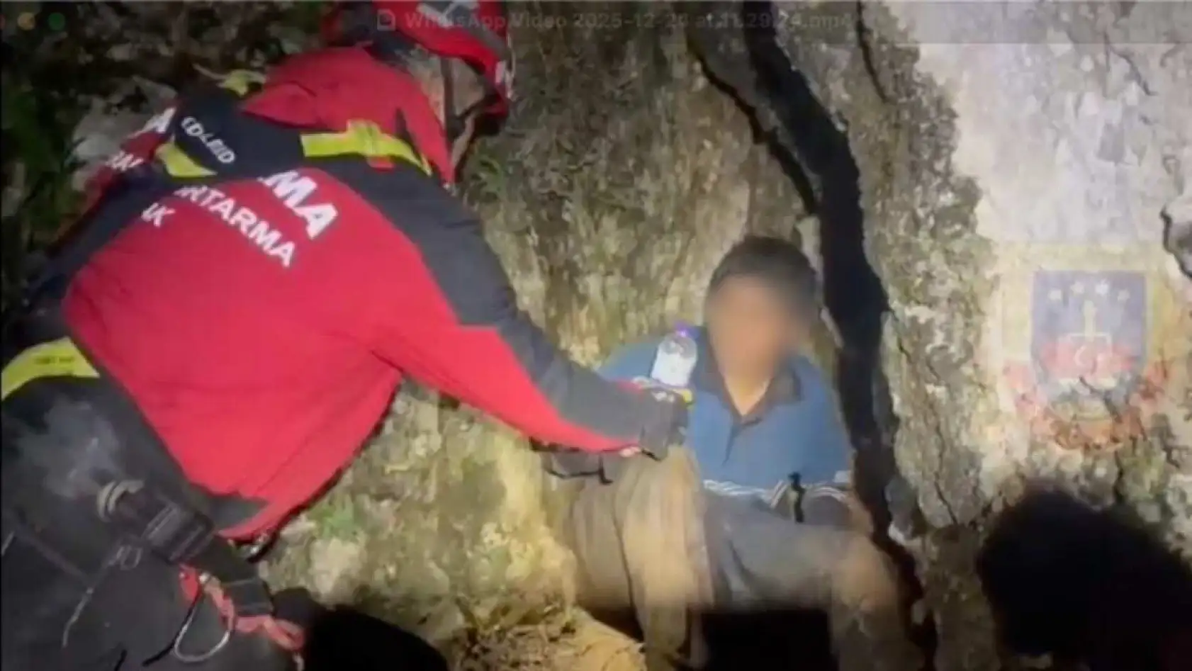 Yaşam için son çığlığı 4'üncü gün duyuldu: Dağın zirvesinde mahsur kalan genç için ekipler seferber oldu