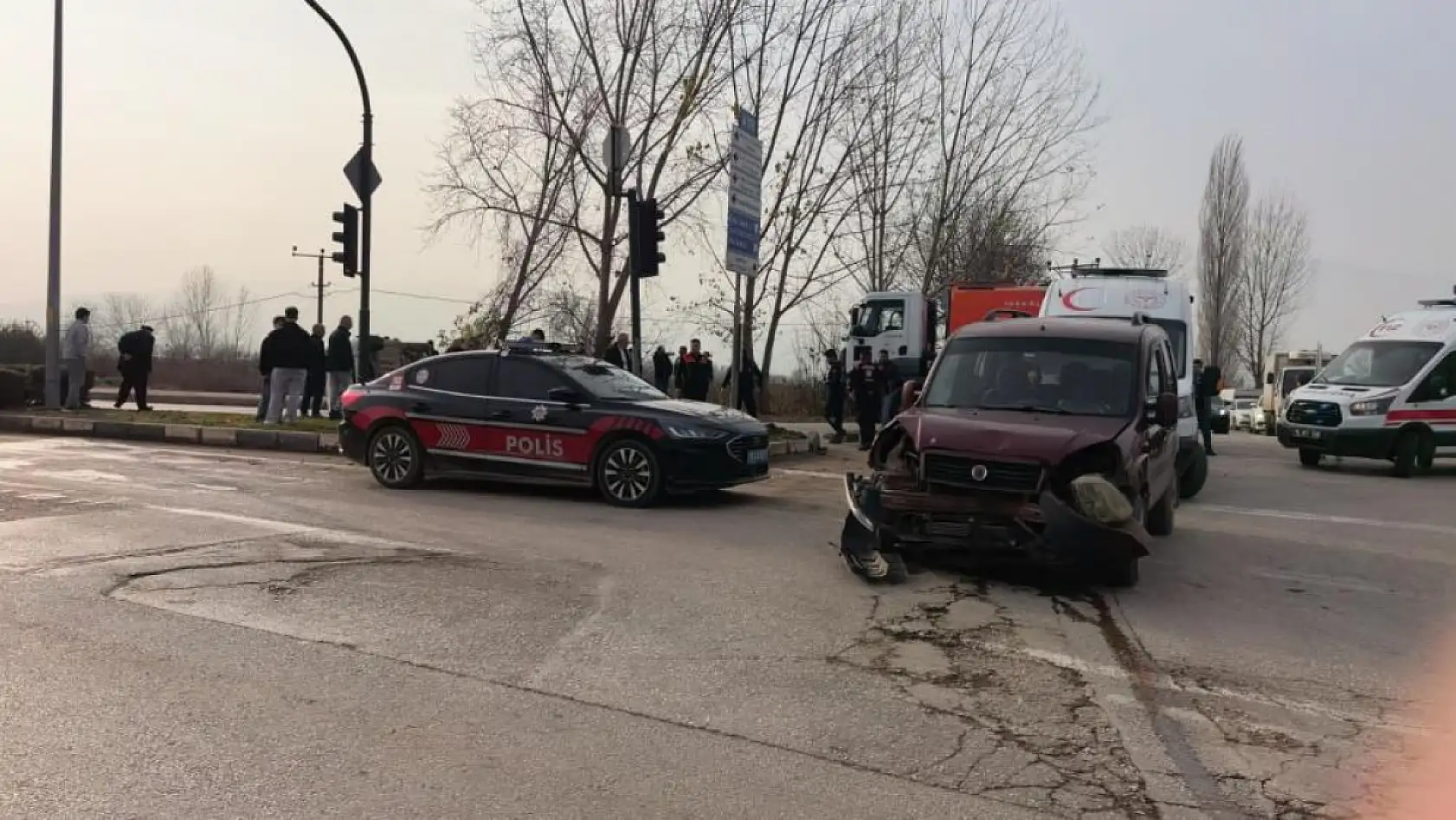 Hafif ticari araçlar çarpıştı: 3'ü çocuk 7 yaralı