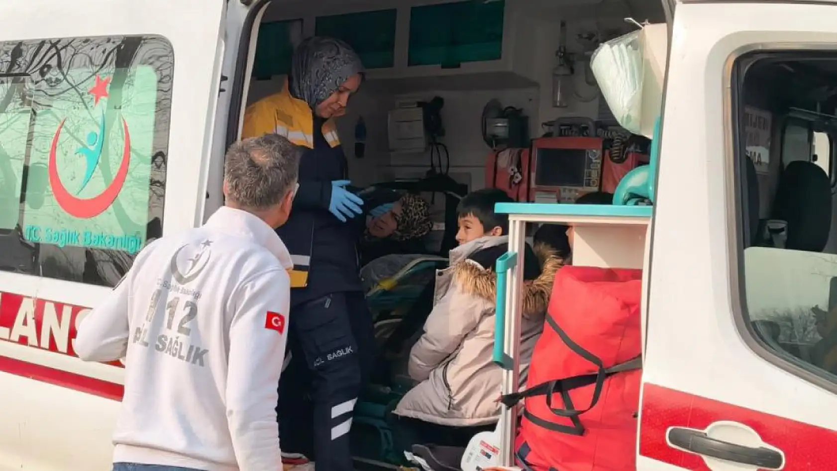 Hafif ticari araçlar çarpıştı: 3'ü çocuk 7 yaralı