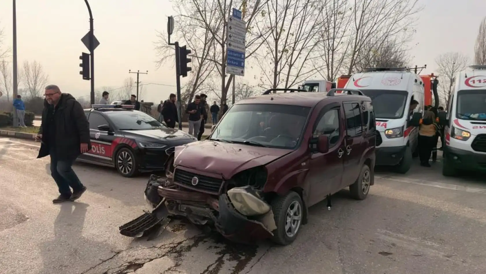 Hafif ticari araçlar çarpıştı: 3'ü çocuk 7 yaralı