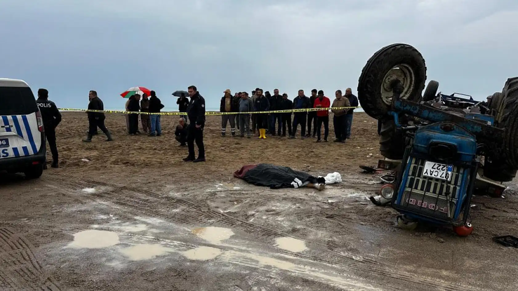 Sahilde traktörün altında kalan 2 gençten biri hayatını kaybetti