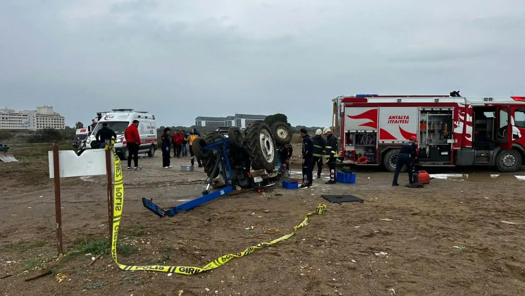 Sahilde traktörün altında kalan 2 gençten biri hayatını kaybetti