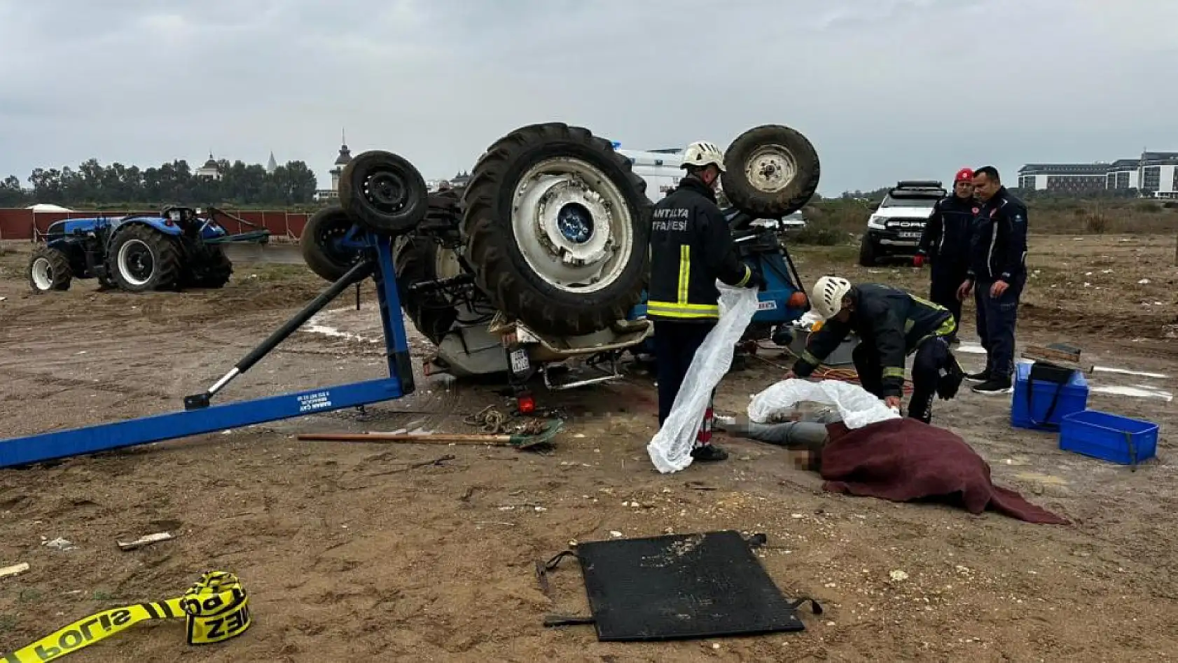 Sahilde traktörün altında kalan 2 gençten biri hayatını kaybetti