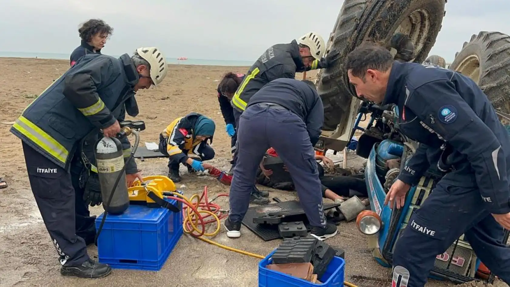Sahilde traktörün altında kalan 2 gençten biri hayatını kaybetti