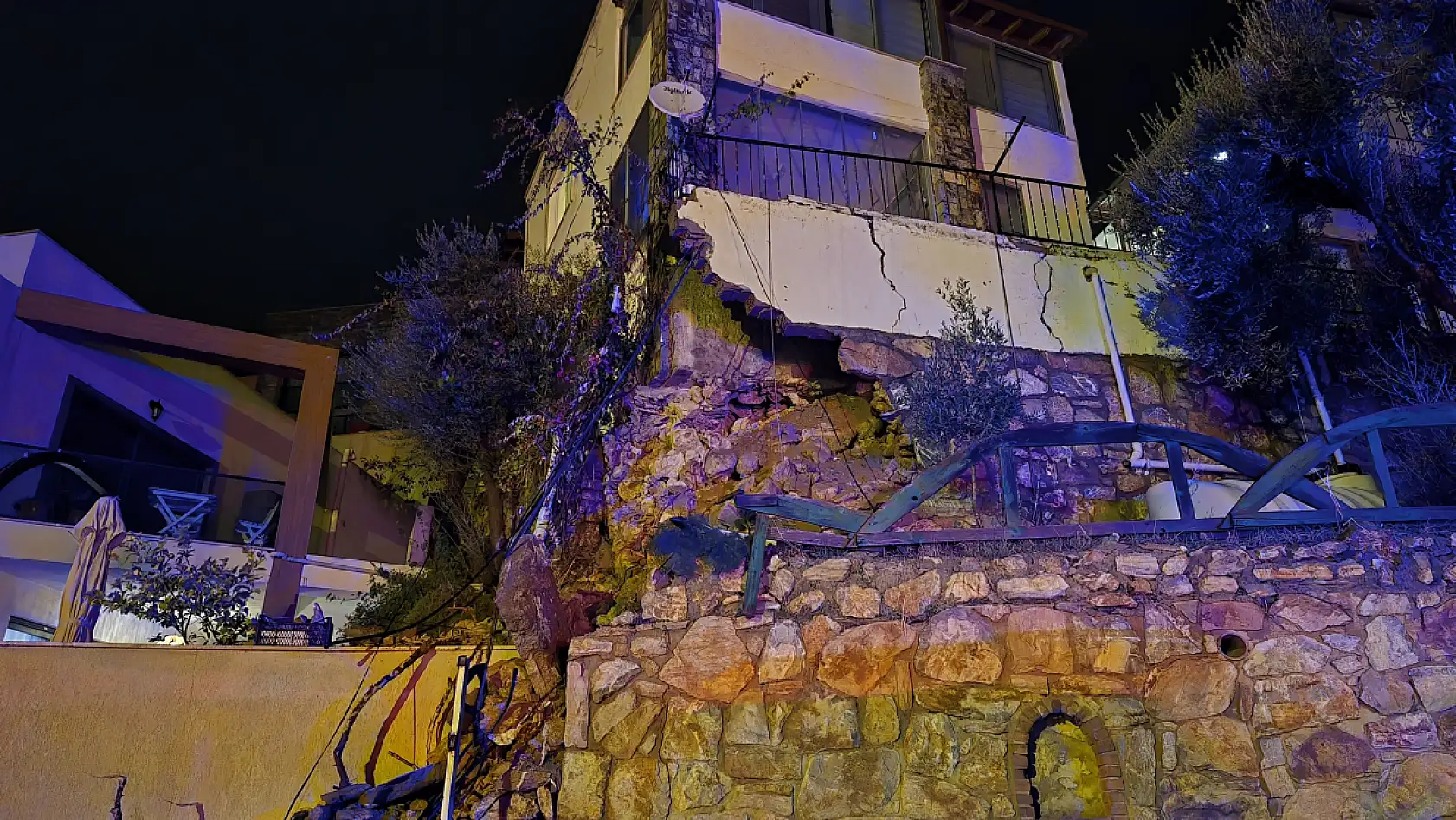 Bodrum'da sağanak yağış: Yollar kapandı, ev ve iş yerlerini su bastı