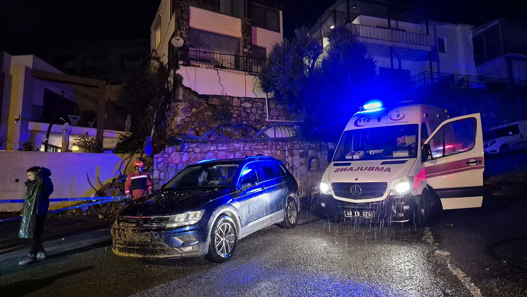 Bodrum'da sağanak yağış: Yollar kapandı, ev ve iş yerlerini su bastı