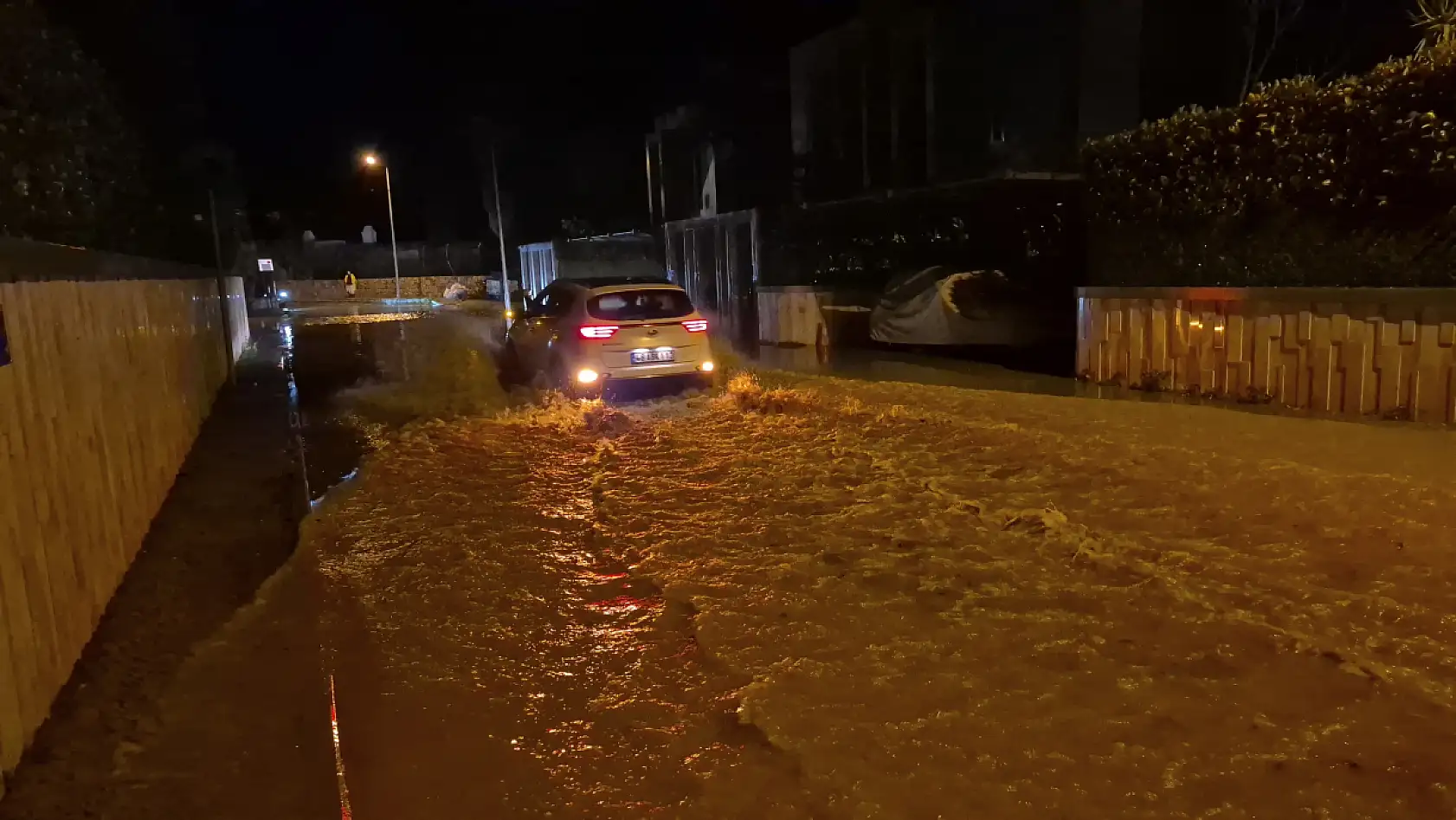 Bodrum'da sağanak yağış: Yollar kapandı, ev ve iş yerlerini su bastı