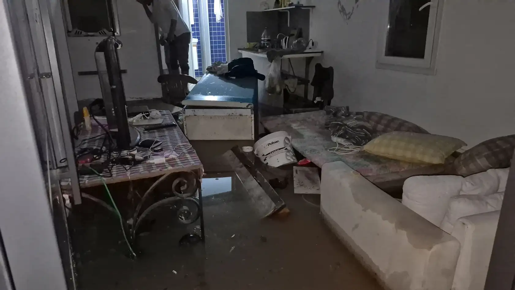 Bodrum'da sağanak yağış: Yollar kapandı, ev ve iş yerlerini su bastı