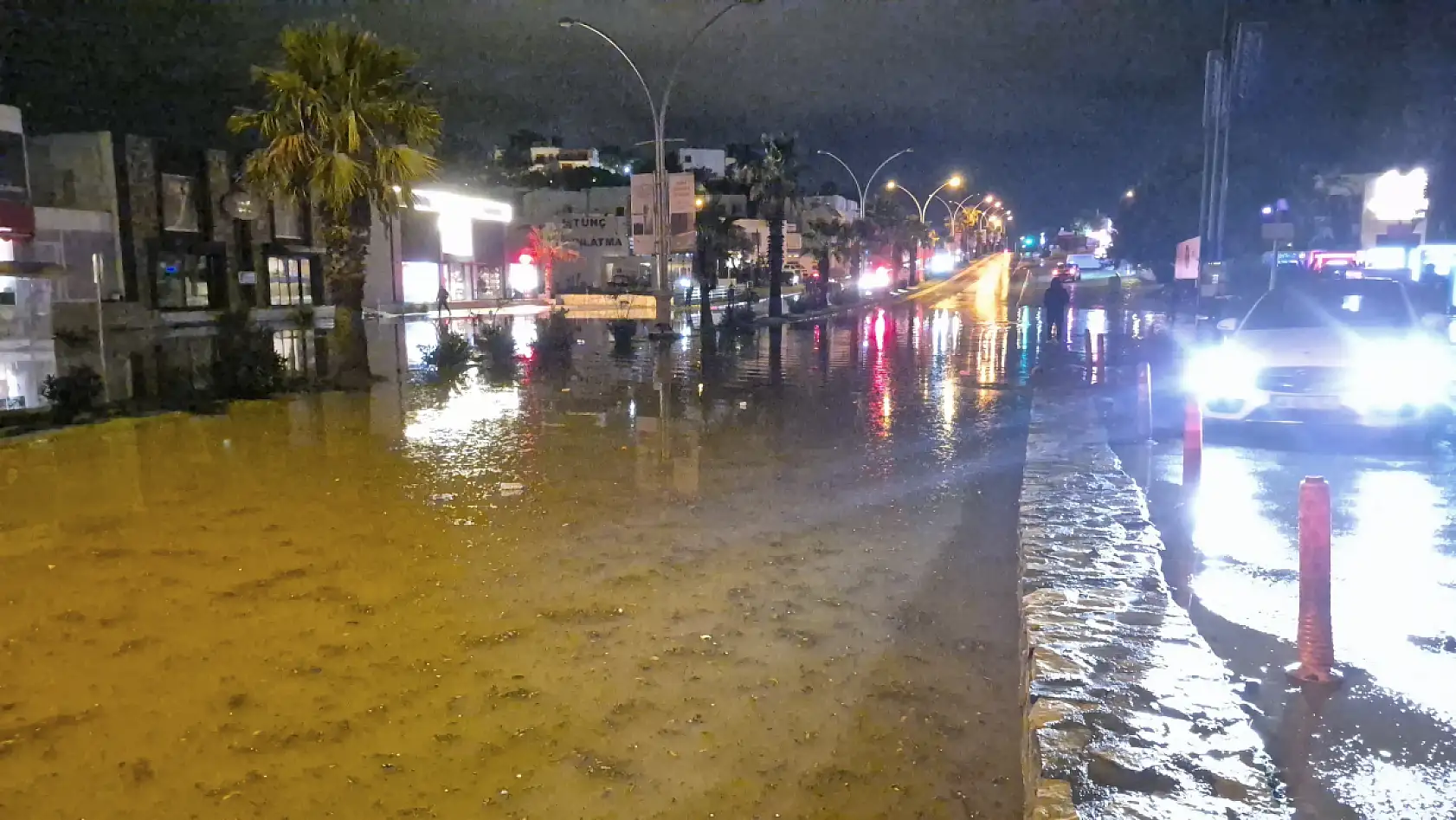 Bodrum'da sağanak yağış: Yollar kapandı, ev ve iş yerlerini su bastı