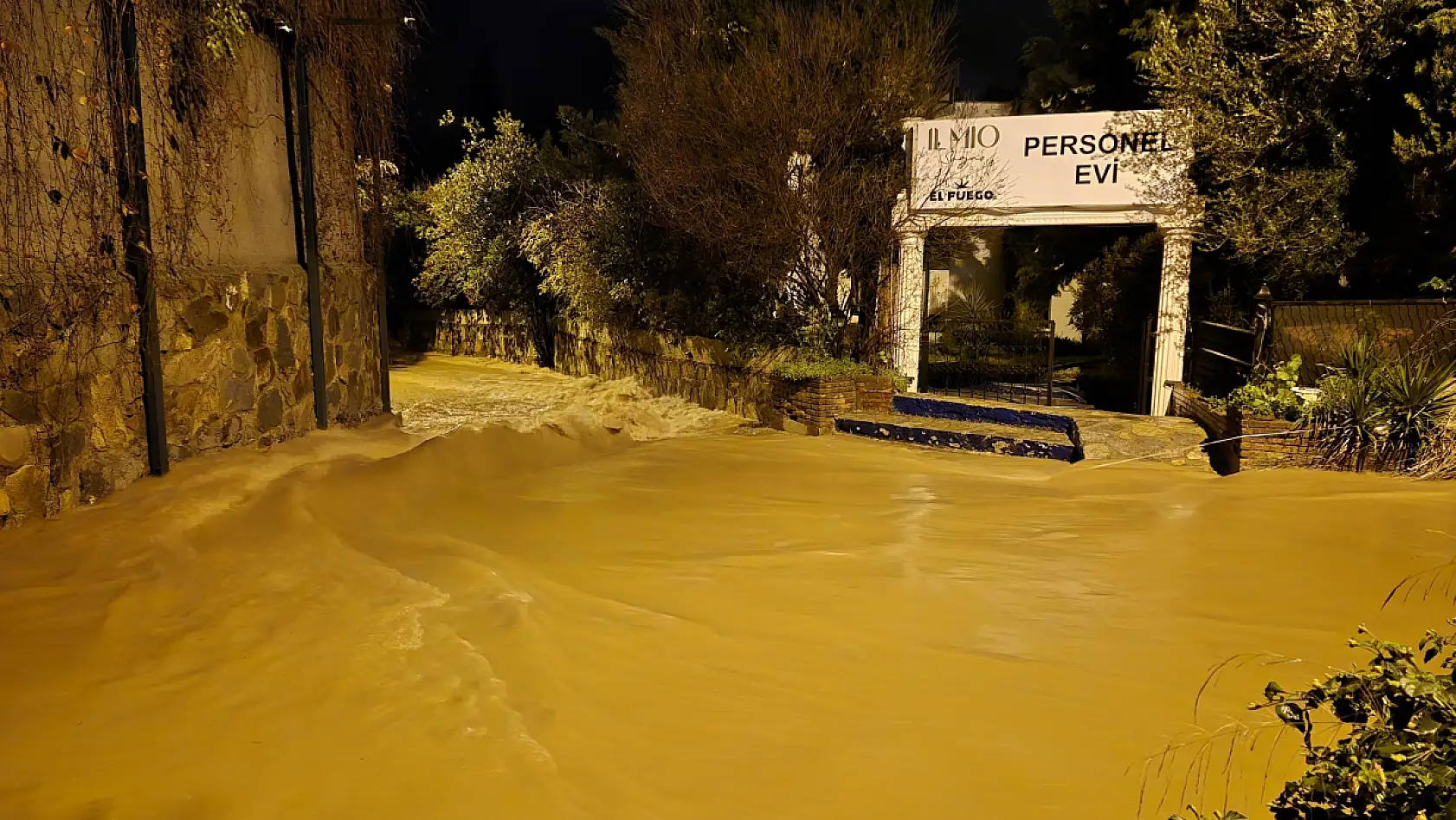 Bodrum'da sağanak yağış: Yollar kapandı, ev ve iş yerlerini su bastı