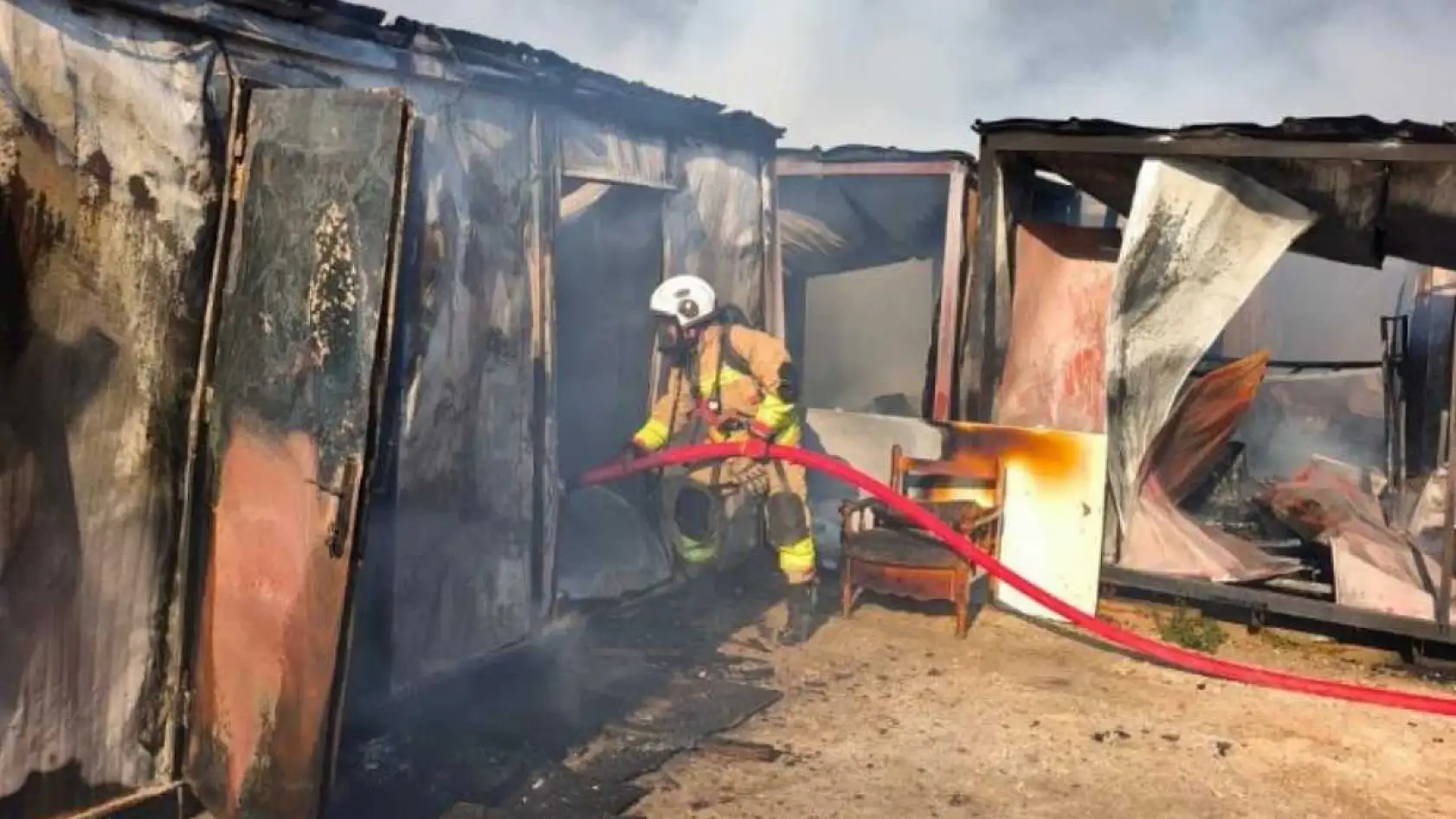 İşçilerin kaldığı konteyner yatakhane alevlere teslim oldu