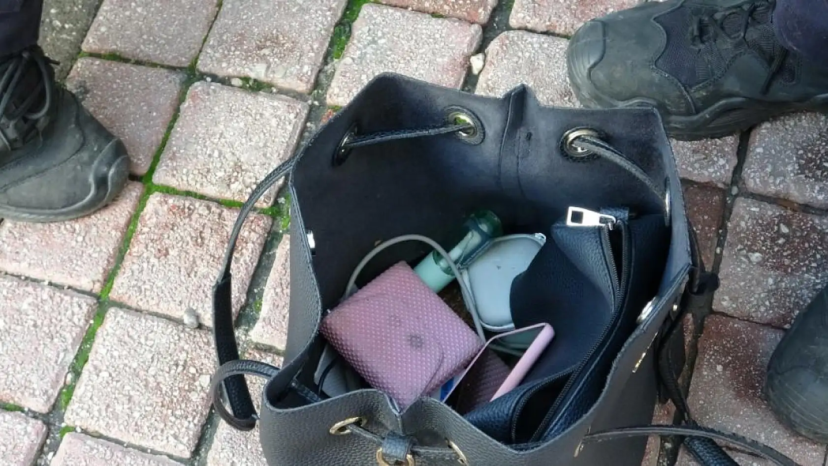 Yola bıraktığı çanta polisi alarma geçirdi, gözaltına alınırken güçlük yaşattı