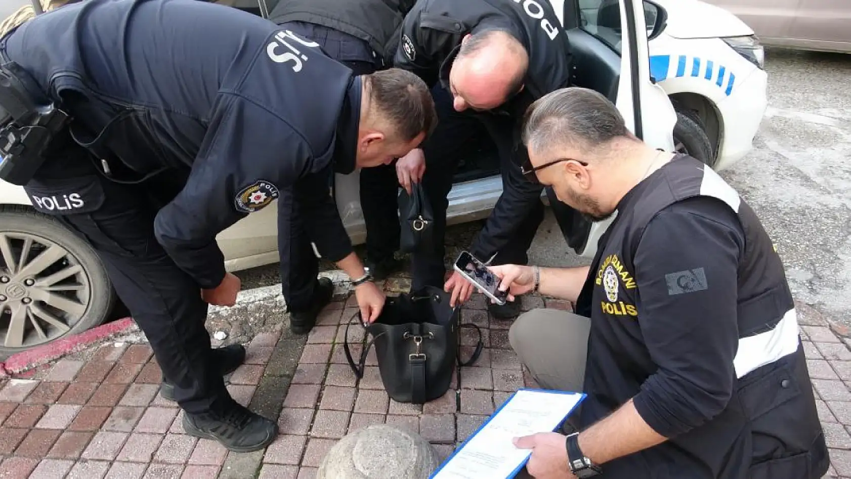 Yola bıraktığı çanta polisi alarma geçirdi, gözaltına alınırken güçlük yaşattı