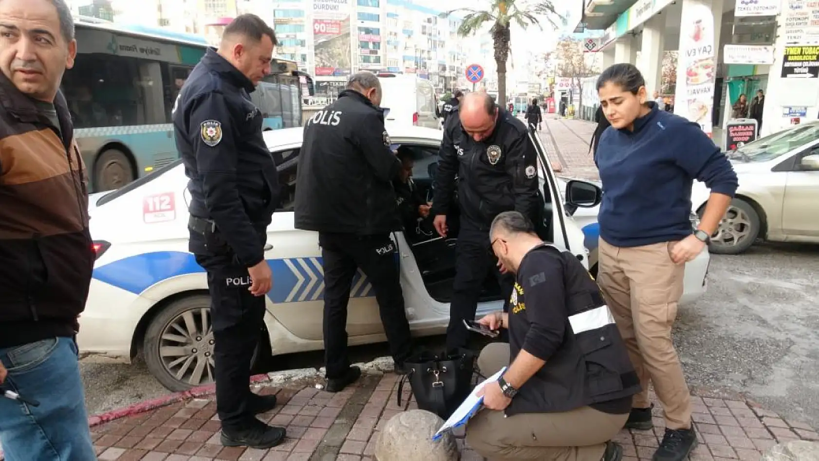 Yola bıraktığı çanta polisi alarma geçirdi, gözaltına alınırken güçlük yaşattı